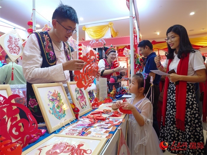 活動現場的剪紙展示。人民網記者 謝佳君攝