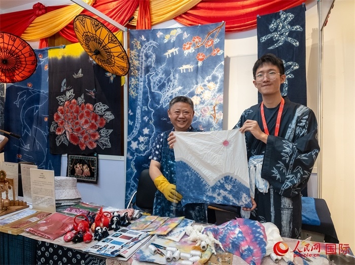 活動現場的扎染展示。人民網記者 謝佳君攝