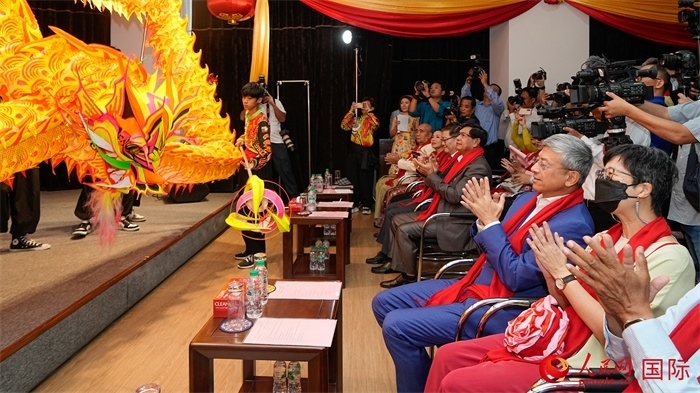 嘉賓觀看傳統(tǒng)舞龍表演。人民網記者 謝佳君攝