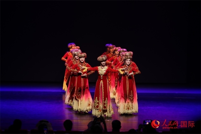 2日在阿聯(lián)酋迪拜舉行的大型音舞詩(shī)畫(huà)《新疆是個(gè)好地方》文藝演出。人民網(wǎng)記者任皓宇攝