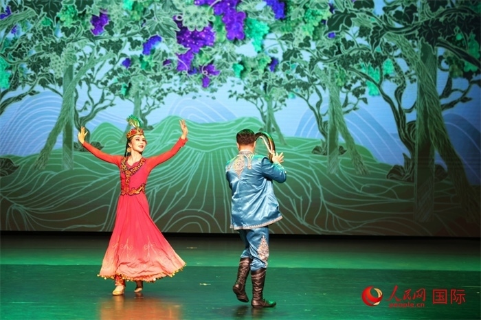 2日在阿聯(lián)酋迪拜舉行的大型音舞詩(shī)畫(huà)《新疆是個(gè)好地方》文藝演出。人民網(wǎng)記者 任皓宇攝