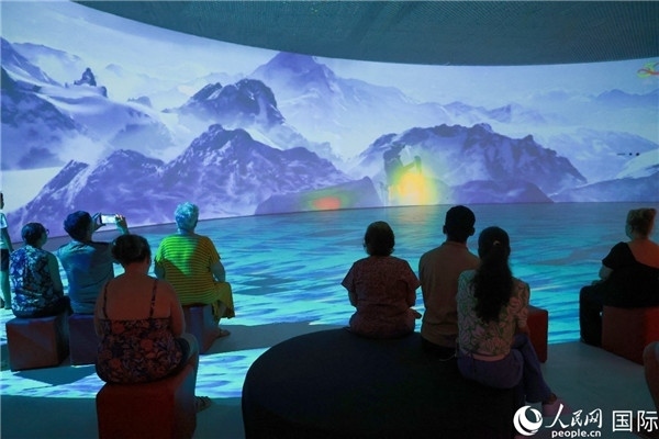 巴西民眾在活動現(xiàn)場觀賞“走進中國：沉浸式體驗展”。人民網(wǎng)記者 陳海琪攝