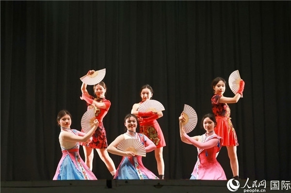 燈光秀匯演現(xiàn)場節(jié)目精彩紛呈。人民網(wǎng)記者 陳海琪攝