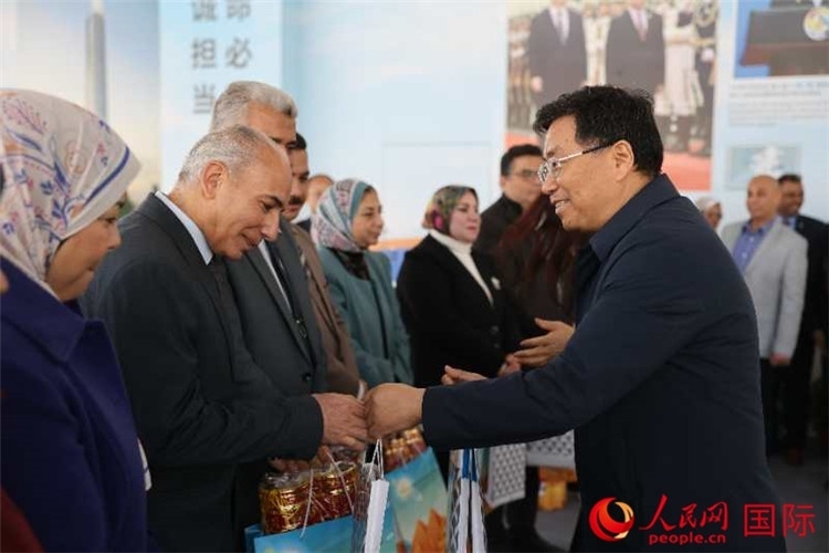 中建埃及分公司董事長(zhǎng)常偉才為埃及師生發(fā)放新年禮包。人民網(wǎng)記者 黃培昭攝