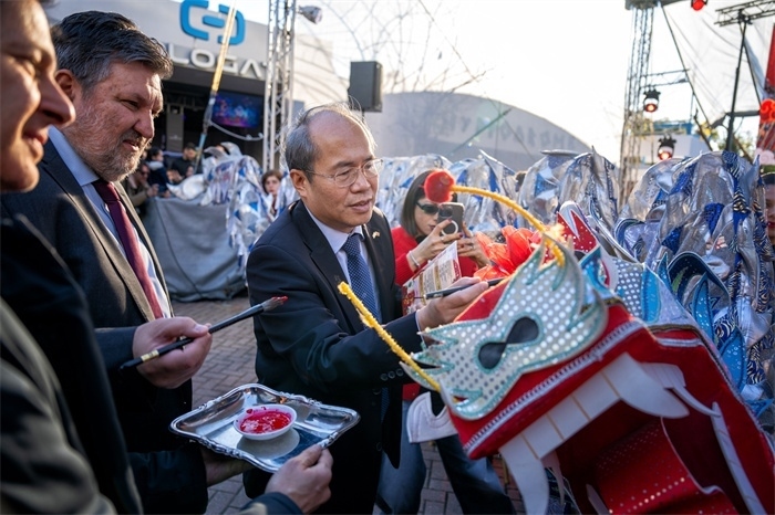 中國駐希臘大使館大使肖軍正與希方嘉賓為舞龍點睛?！吨邢r報》供圖