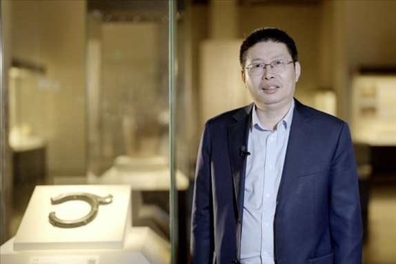 中國國家博物館副館長張偉明介紹館藏C形玉龍。