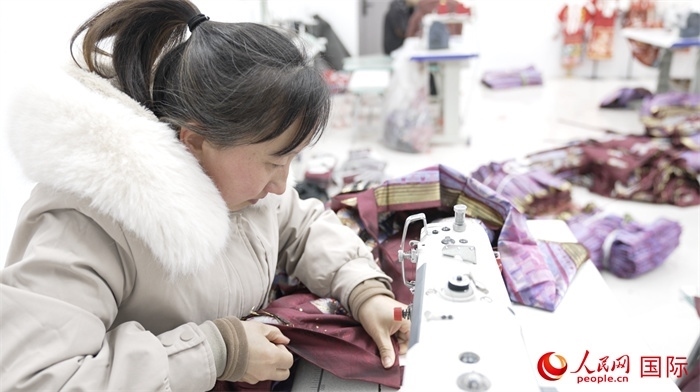 1月24日，在山東省菏澤市曹縣大集鎮(zhèn)云牧服飾有限公司，高燕正在縫制馬面裙。 人民網(wǎng)記者 袁蒙攝