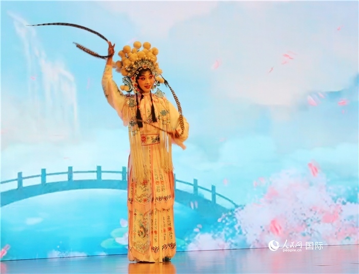 四川省成都市川劇研究院帶來(lái)了精彩的川劇演出。人民網(wǎng)記者 李志偉攝