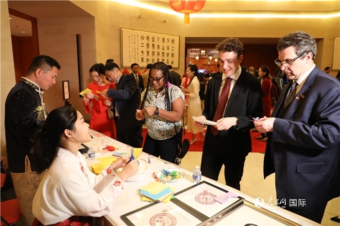 圖為美國(guó)民眾體驗(yàn)中國(guó)春節(jié)民俗。人民網(wǎng)記者 李志偉攝