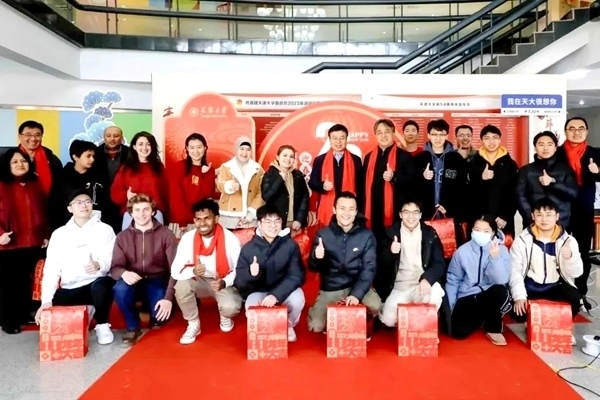 天津大學(xué)同學(xué)們收到新春大禮包。校方供圖