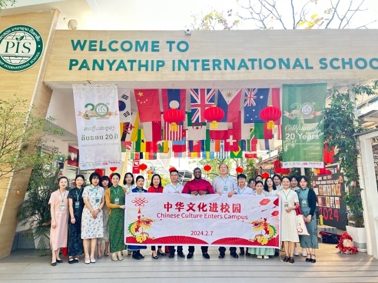 駐老撾使館政治處主任杜長(zhǎng)青與白云碧國(guó)際學(xué)校校方、參會(huì)志愿者教師合影。活動(dòng)主辦方供圖