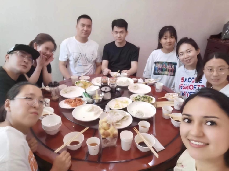 保拉與中國(guó)朋友在一起。圖片由受訪者提供