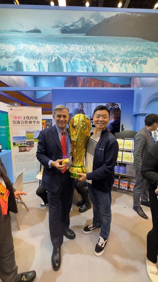 2022年，馬克西米與同事在上海。圖片由受訪者提供