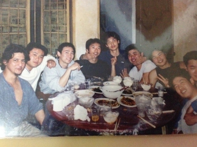 2007 年，卡洛斯·卡斯蒂略（左一）和他的中國(guó)朋友在武漢慶祝春節(jié)。圖片由受訪者提供