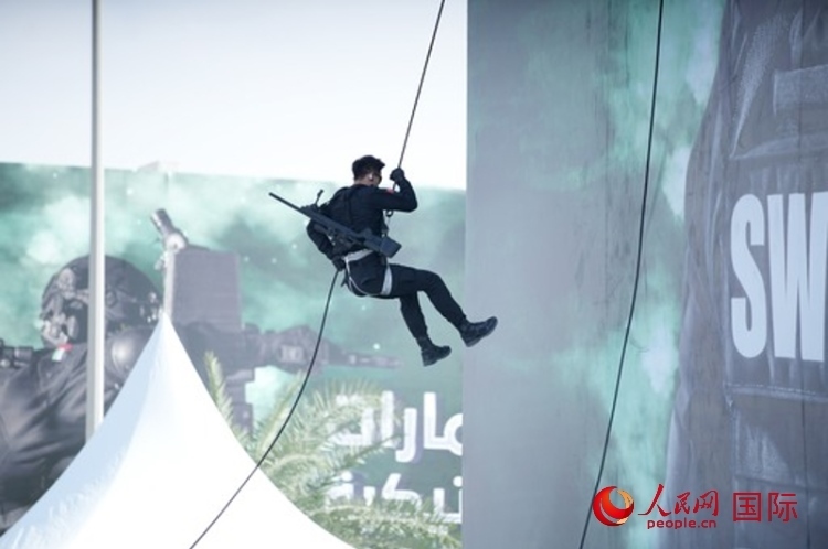 中國(guó)特警索降。人民網(wǎng) 塔里克·易卜拉欣攝