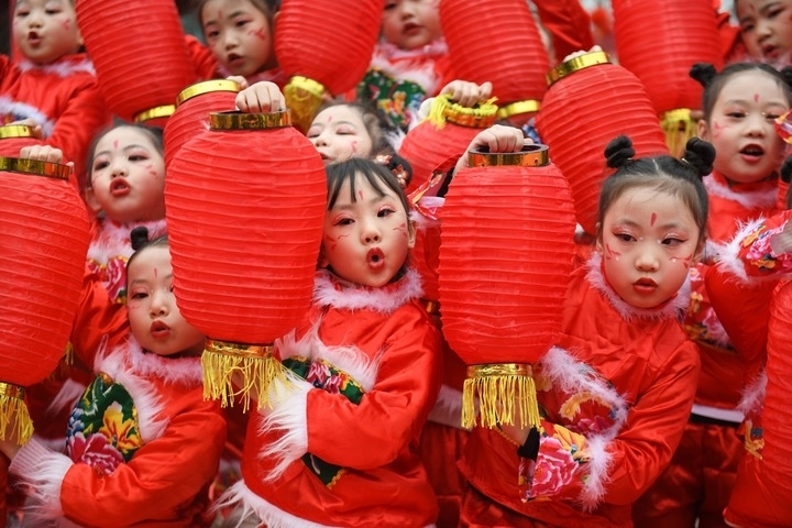 1月18日，四川省閬中市閬中古城，民間藝人和文藝工作者在表演節(jié)目歡度臘八節(jié)，喜迎農(nóng)歷新年。這是參演的小朋友在表演。新華社發(fā)（王玉貴 攝）