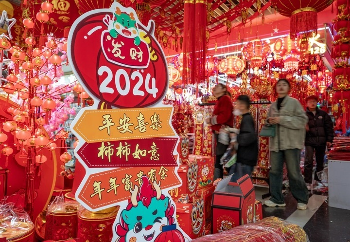 1月11日，顧客在昆明新螺螄灣國際商貿(mào)城選購節(jié)日飾品。新華社記者 陳欣波 攝