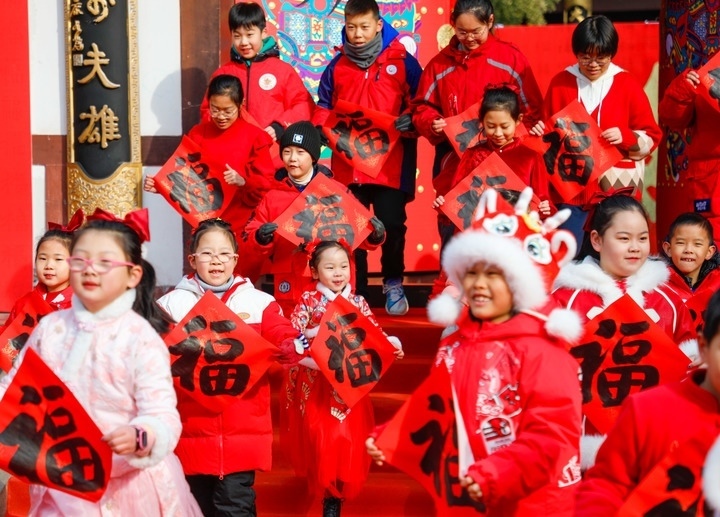 2月2日，小朋友在濟(jì)南五龍?zhí)毒皡^(qū)參加送福字活動。新華社發(fā)（徐舟攝）