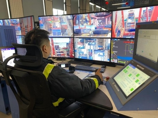 圖為寧波舟山港梅山港區(qū)遠(yuǎn)控操作室內(nèi)，橋吊司機(jī)在遠(yuǎn)程控制橋吊裝卸。新華社記者魏一駿 攝