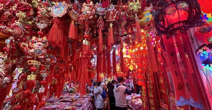 1月19日，市民在北京一商場內(nèi)選購春節(jié)裝飾品。新華社記者李欣攝