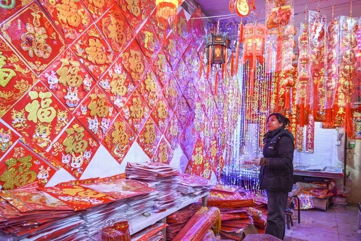 1月21日，在山西省晉中市平遙縣一家市場，市民在選購年貨。新華社發(fā)（梁生仁攝）