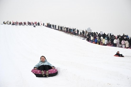圖為1月18日，市民在內(nèi)蒙古賽馬場滑雪圈。新華社記者 貝赫 攝