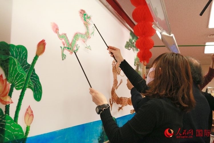 皮影戲表演。人民網(wǎng) 許可攝