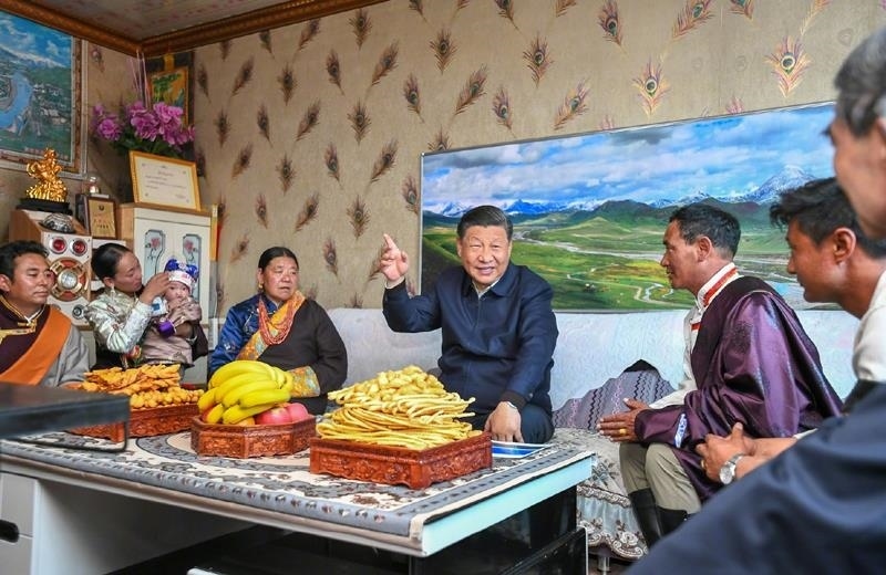 △2021年6月8日，習(xí)近平總書記在青海海北藏族自治州剛察縣果洛藏貢麻村，同藏族牧民索南才讓一家人圍坐在客廳聊家常。