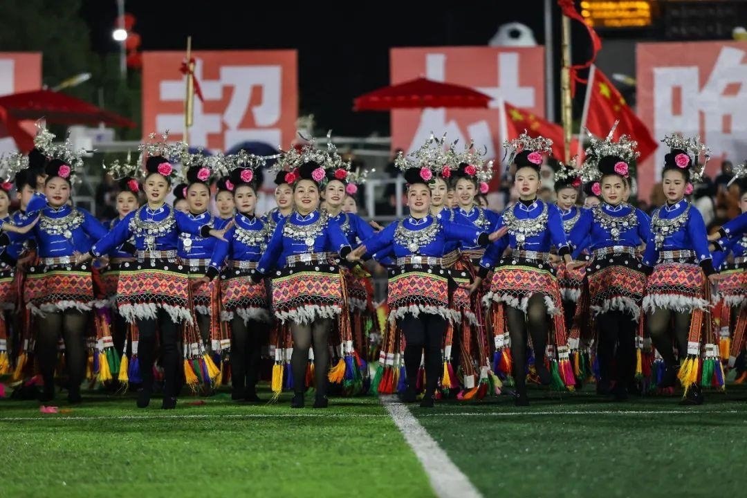 △2024年2月3日，2024年全國(guó)“村晚”示范展示活動(dòng)暨貴州“村超村晚”系列活動(dòng)之一的民族文化展演，在榕江縣“村超”足球場(chǎng)舉行。