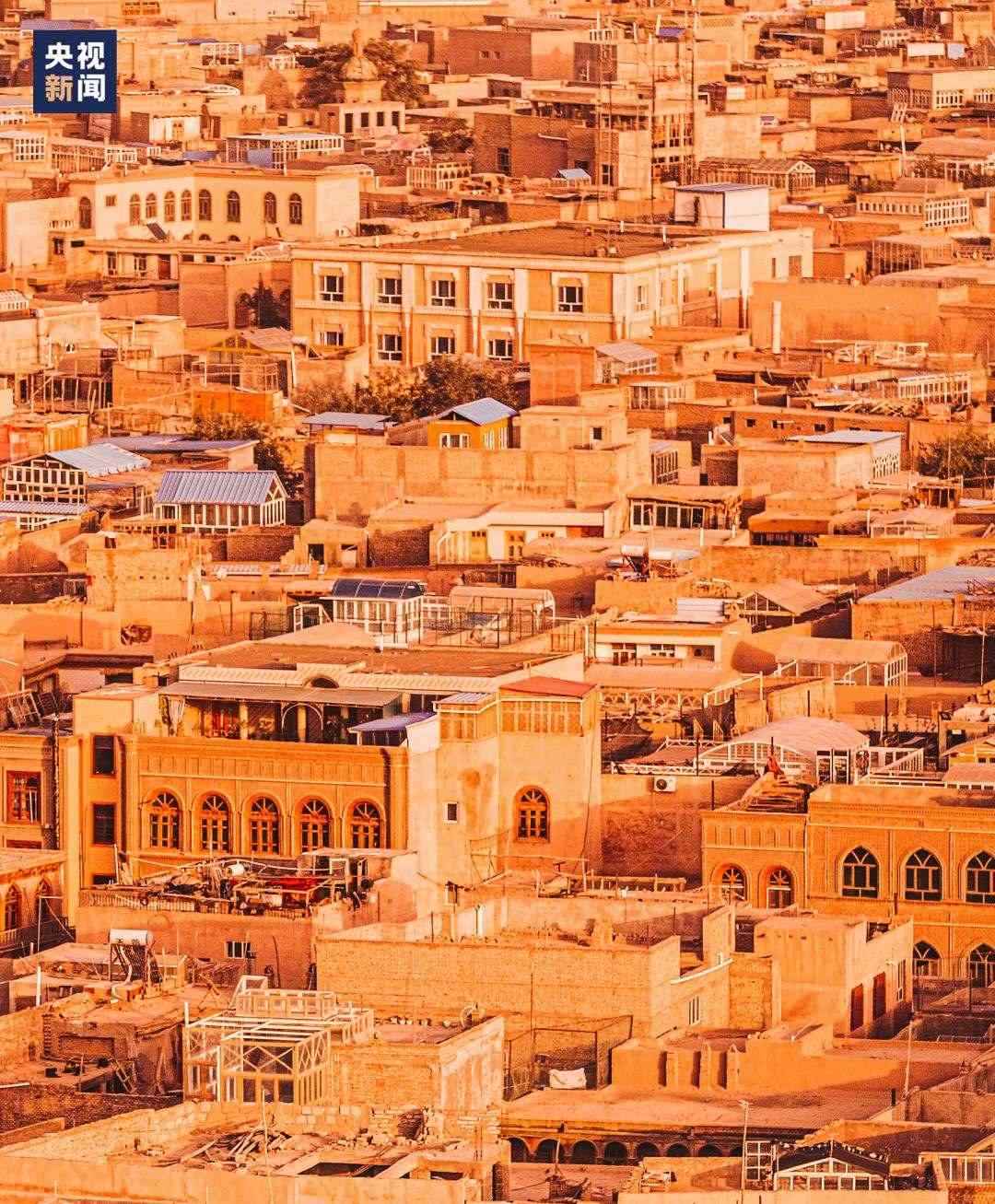 △喀什古城在天山和昆侖山的守護(hù)下，留住了千年前的樣子。