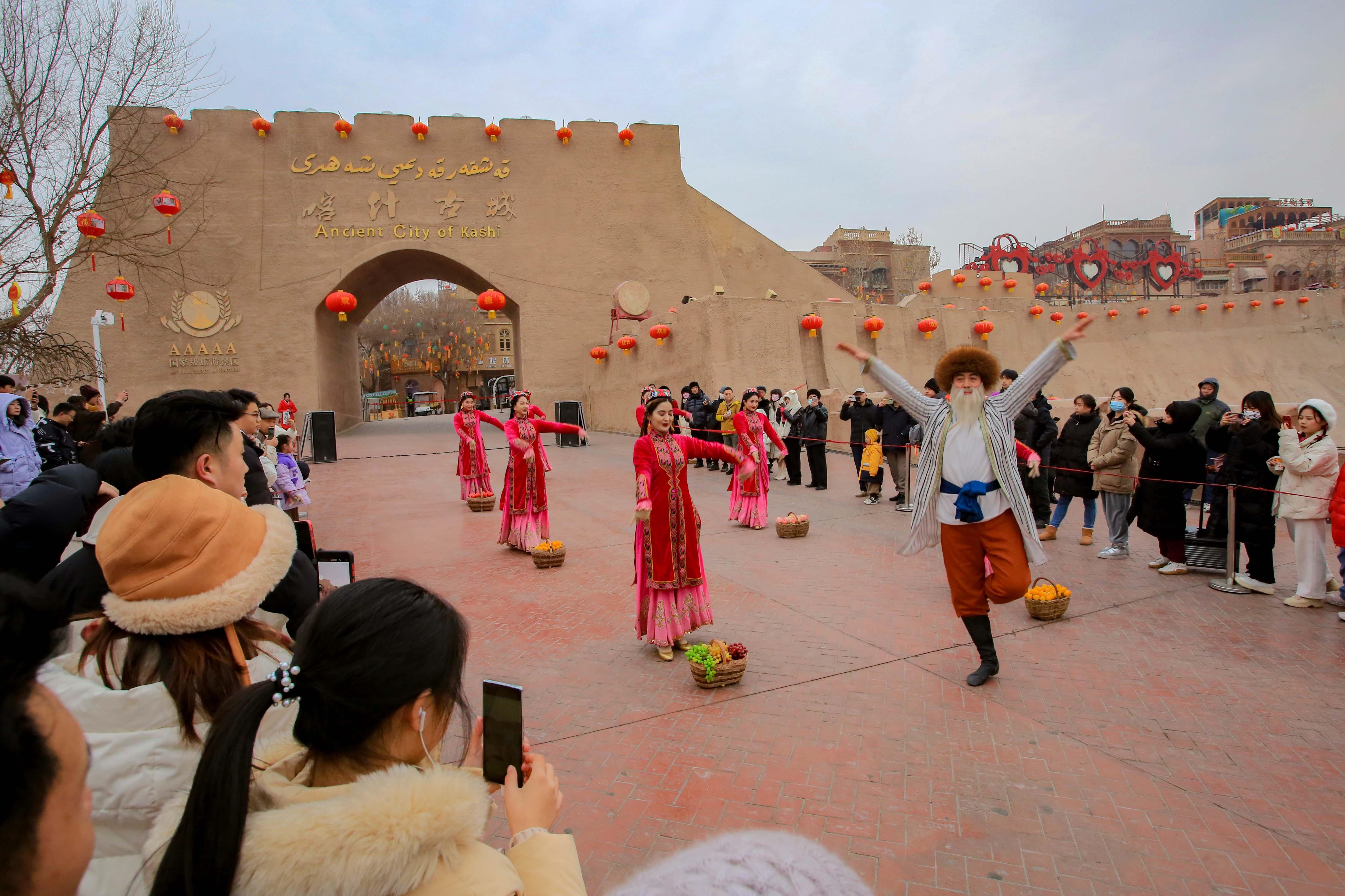 △2024年2月4日，演員在新疆喀什古城入城儀式上表演舞蹈。