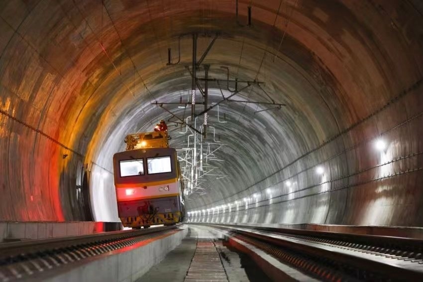 凌晨，接觸網(wǎng)作業(yè)車的燈光紅黃相間。胡鵬攝