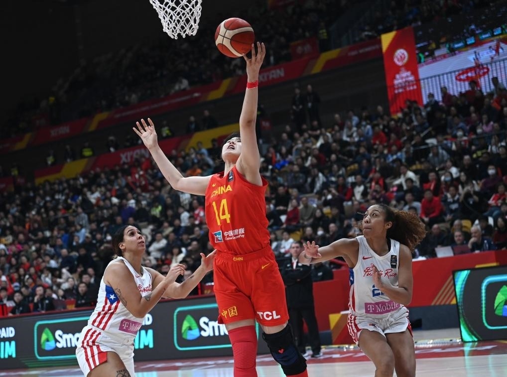 2月11日，中國隊球員李月汝（中）在比賽中上籃。新華社記者 李一博 攝