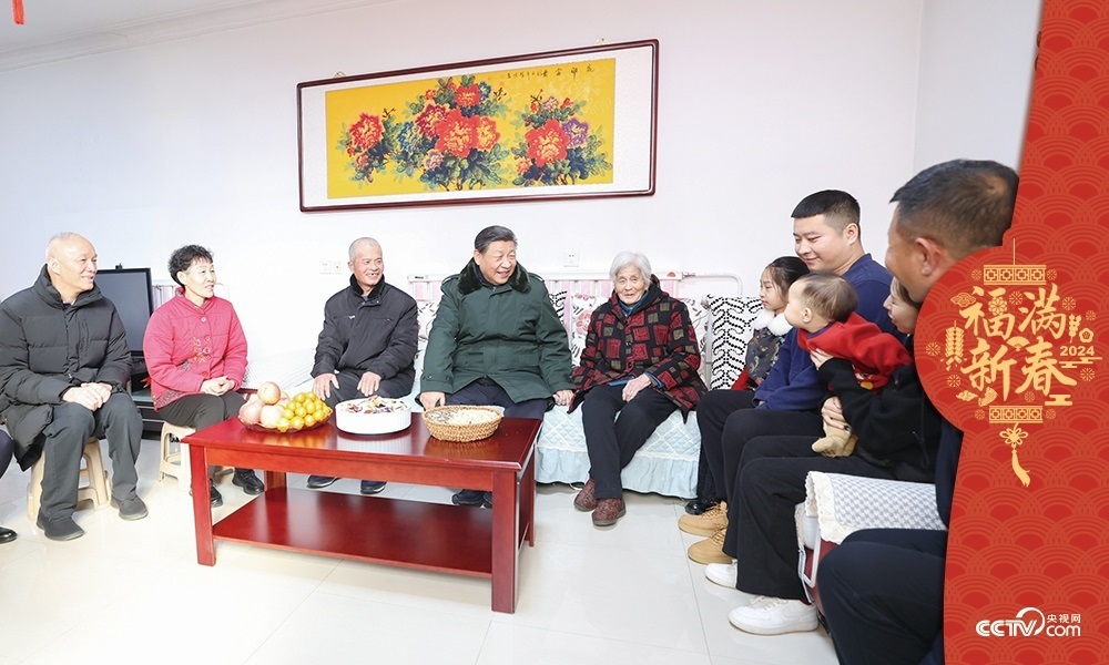 2024年2月1日，習(xí)近平總書(shū)記在天津市西青區(qū)辛口鎮(zhèn)第六埠村考察時(shí)，同村民杜洪剛一家人親切拉家常。