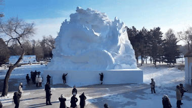 巨型龍年雪雕《龍騰福山》
