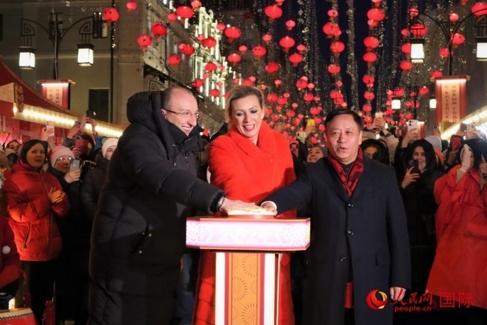 張漢暉、扎哈羅娃、科茲洛夫（從右至左）共同按下活動啟動按鈕。于子恒攝