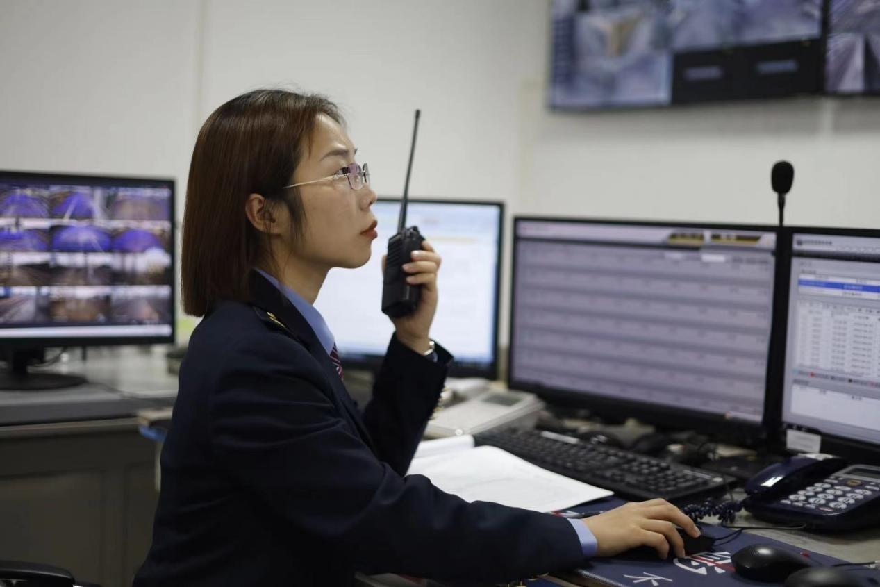 張華正在使用對講機溝通客運工作情況。蔡紫妍攝