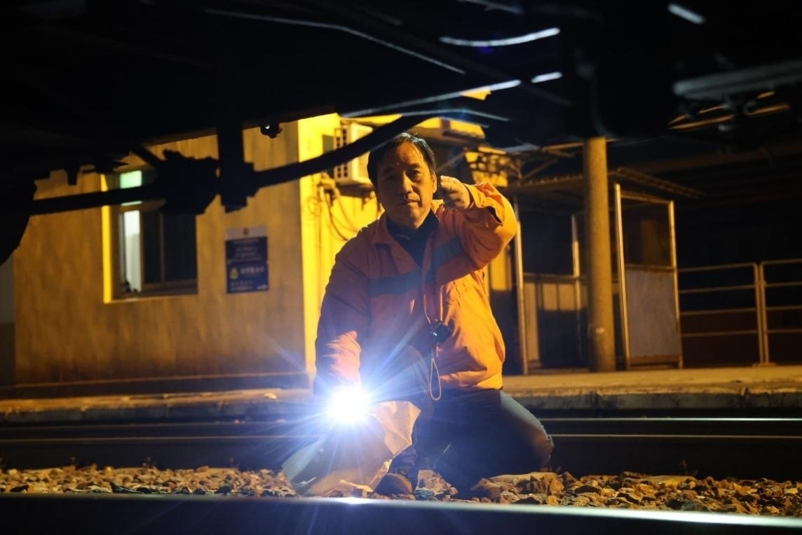 凌晨2點，李金饒正在檢查關門車。陸佳駿攝