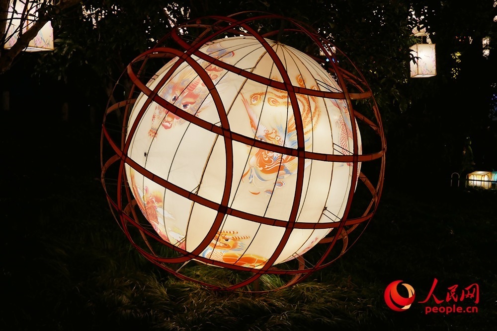 白鷺洲公園展出的燈彩作品。人民網(wǎng)記者 韋衍行攝