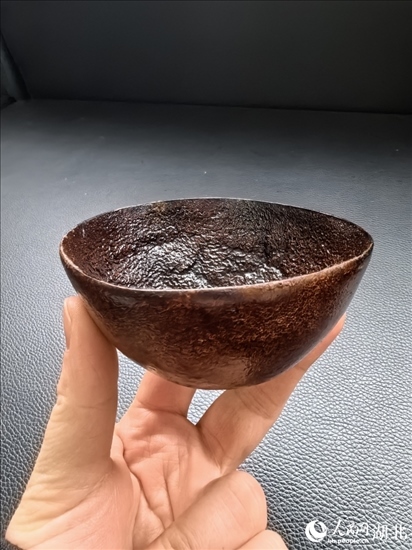 用橘子皮制成的碗。人民網(wǎng)記者 周雯攝