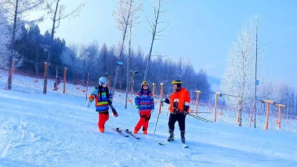 新春走基層｜滑雪場上過春節(jié)！冰城“冷資源”變成“熱經(jīng)濟(jì)”