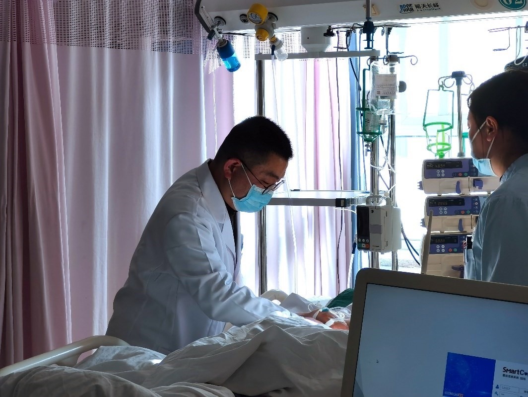 徐晉偉正在觀察患者體征。人民網(wǎng)記者 栗翹楚攝