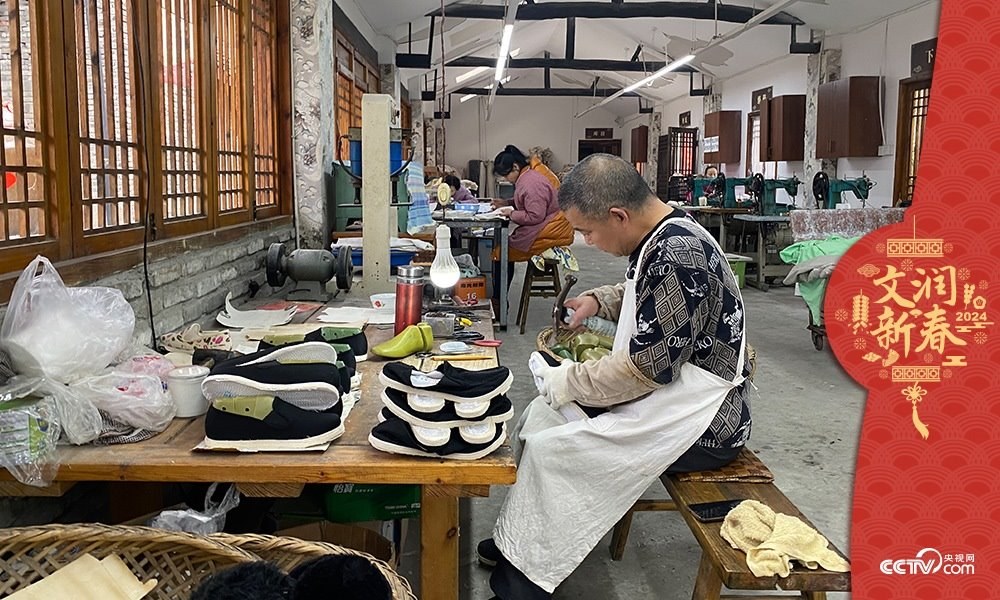 唐昌布鞋坊內(nèi)的工人正在趕制布鞋。王凡攝