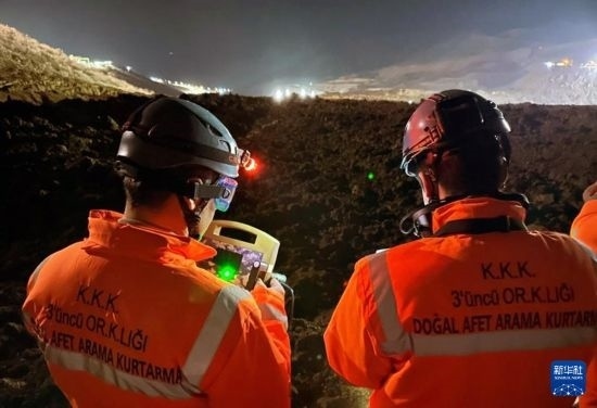 2月13日，救援人員在土耳其東部埃爾津詹省伊利奇區(qū)礦難現(xiàn)場工作。新華社發(fā)（穆斯塔法·卡亞攝）