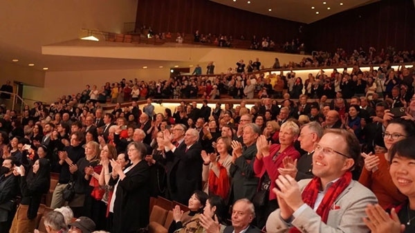 中德觀眾觀看中央民族樂團(tuán)“”天地永樂·中國節(jié)“”音樂會(huì)。中國駐德國大使館供圖