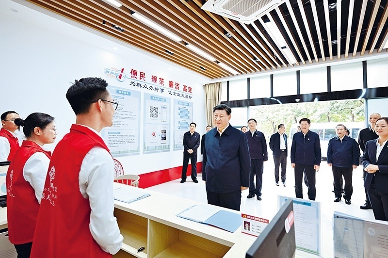 2023年12月14日至15日，中共中央總書記、國家主席、中央軍委主席習(xí)近平在廣西考察。這是14日上午，習(xí)近平在南寧市良慶區(qū)蟠龍社區(qū)黨群服務(wù)中心考察。 新華社記者 燕雁/攝