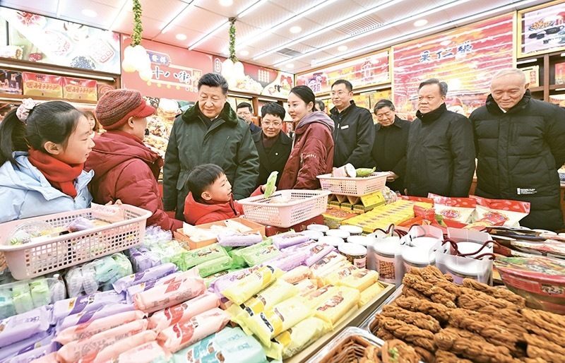 2024年2月1日至2日，中共中央總書記、國家主席、中央軍委主席習(xí)近平來到天津，看望慰問基層干部群眾。這是1日下午，習(xí)近平在天津古文化街考察時，走進店鋪同現(xiàn)場群眾互動交流。 新華社記者 謝環(huán)馳/攝