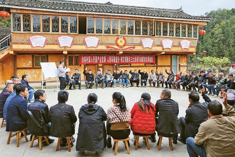 圖為2023年4月6日，貴州省黔東南苗族侗族自治州施秉縣白垛鄉(xiāng)白垛村村民在討論產(chǎn)業(yè)發(fā)展、人居環(huán)境提升、鄉(xiāng)村文明建設(shè)相關(guān)事宜。 人民圖片 磨桂賓/攝
