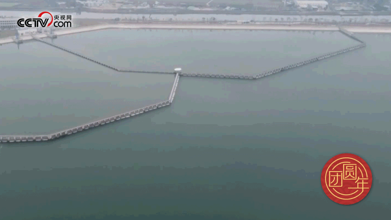 △西江潛地行，潤澤大灣區(qū)。珠江三角洲水資源配置工程西起廣東佛山順德西江干流鯉魚洲，穿越獅子洋，東至深圳公明水庫，是世界上流量最大的長距離有壓調(diào)水工程。