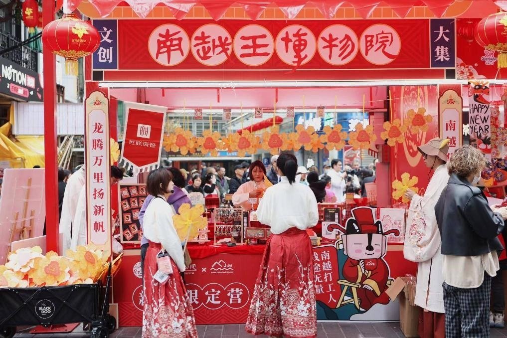 在西湖花市的南越王博物院攤位，文創(chuàng)與花市的跨界融合吸引了不少市民游客駐足。（南越王博物院供圖）